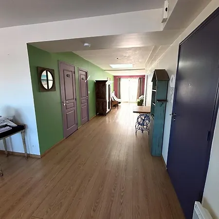 Au Bout Du Port Avec Balcon Et Terrasse Apartment